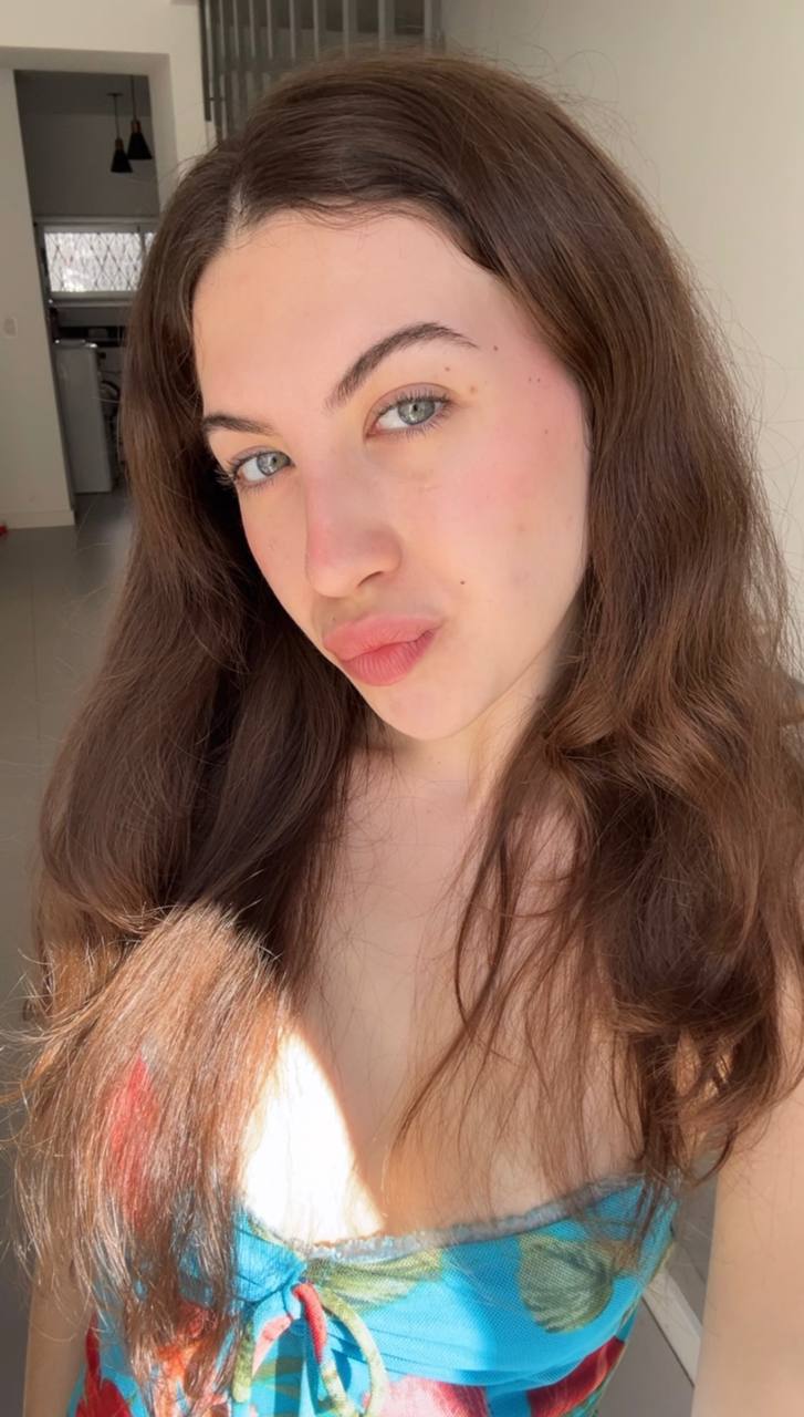 Nude girl Amber in Freetown