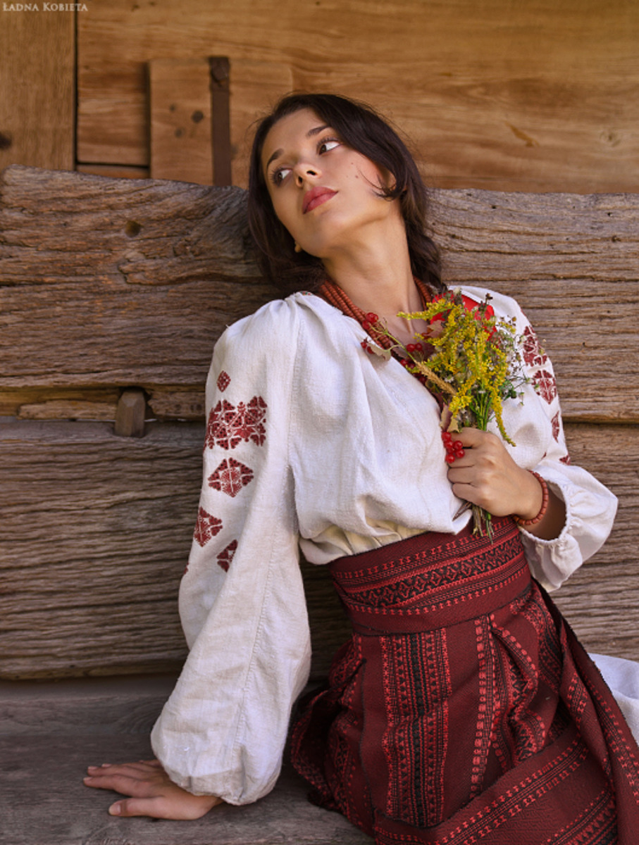 Girls in Slavic costumes in Freetown