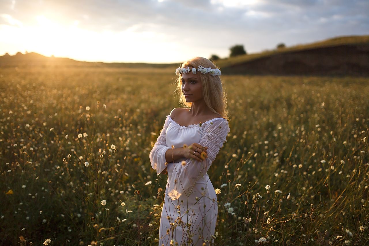 Girls in Slavic costumes in Freetown