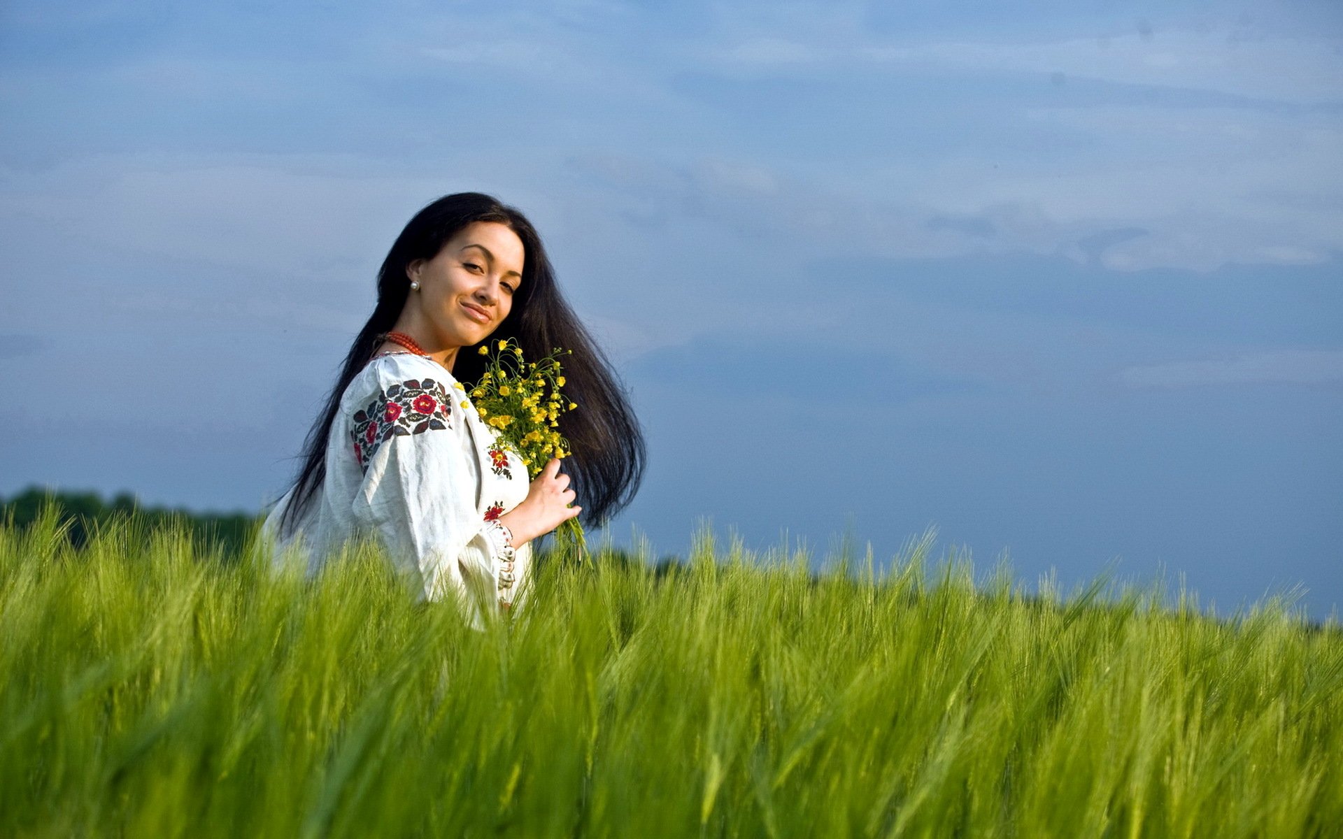 Girls in Slavic costumes in Freetown